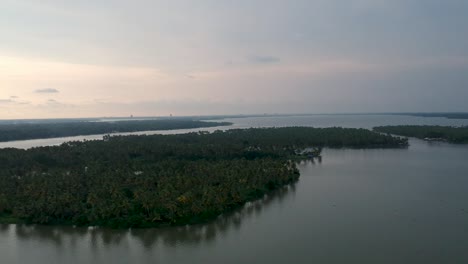 Schöne-Luftaufnahme-Einer-Rückstauinsel,-Sonnenuntergang-Vembanad-See-Asien