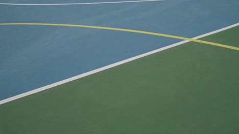 Markierungen-Auf-Dem-Boden-Eines-örtlichen-Sportplatzes-Für-Basketball-Oder-Fußball
