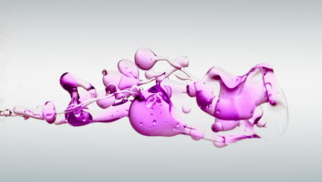 Seltsam-Befriedigende-Zeitlupe,-Die-In-Klarem-Wasser-In-Lebendigem-Violettem-Öl-Vor-Einem-Weißen-Hintergrund-Schwimmt