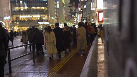 Fußgänger-In-Shibuya,-Die-Zu-Fuß-Gehen,-Um-Das-Shibuya-Gerangel-Zu-überqueren