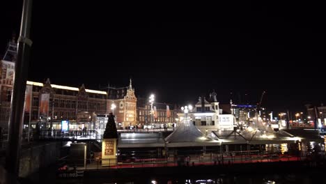 The-beautiful-city-center-of-Amsterdam-at-night,-with-the-dam-square-and-central-station