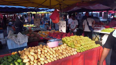 Wide-Angle-Shot-of-Fruit-Stall-in-Street-Food-Market-during-the-evening