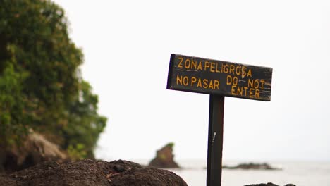 Zweisprachiges-Schild-Auf-Strandfelsen-Nicht-Betreten