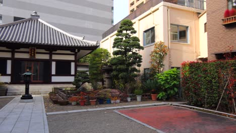 Süßes-Traditionelles-Japanisches-Haus-Mit-Bäumen-Und-Autos-In-Tokio,-4k-Schwenken-Nach-Links