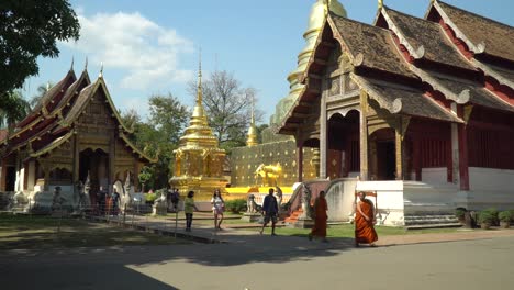 Visiting-hours-at-Phra-Singh-Temple-in-Chiang-Mai,-Thailand