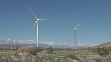 Grandes-Turbinas-Eólicas-Giran-Y-Generan-Electricidad-Renovable-En-Un-Fuerte-Viento-Del-Desierto