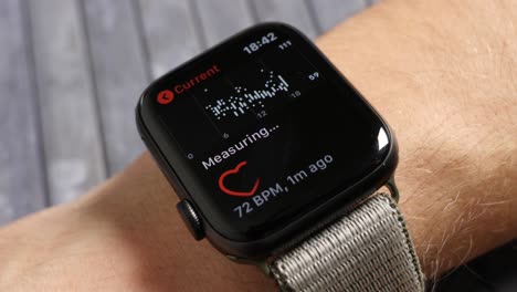 Ein-Mann-überprüft-Seine-Herzfrequenz-Auf-Seiner-Iwatch,-Apple-Product-Smartwatch-Pulse