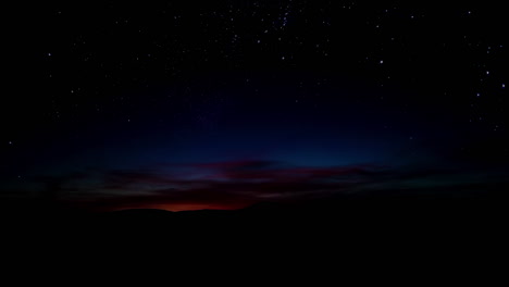 Zeitraffer-Roter-Sonnenuntergang-über-Hügeln-Mit-Sternenhimmel