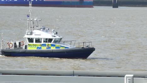 Patrulla-De-Emergencia-De-La-Fuerza-Policial-Que-Custodia-El-Río-Mersey-En-La-Marea-Ventosa