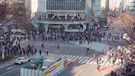 Crowds-of-people-walking-through-Shibuya-Crossing-in-Tokyo,-Japan