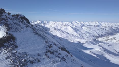 Fliegen-über-Den-Gipfel-Des-Berges-Von-Val-Thorens,-In-Den-Französischen-Alpen