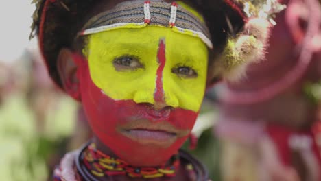 Extreme-Nahaufnahme-Rack-Fokus-Schuss,-Gesicht-Der-Stammesjungen-Mit-Roter-Und-Gelber-Farbe-Bedeckt