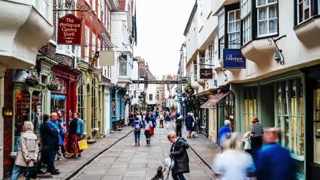 York-Inglaterra,-Circa:-Turistas-Visitando-Y-Comprando-En-Stonegate-Street-En-York,-Reino-Unido