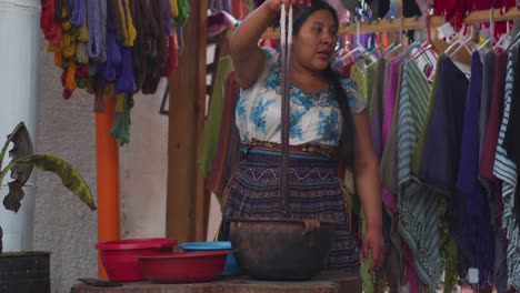 Guatemalan-Woman-Demonstrates-How-To-Dye-Thread