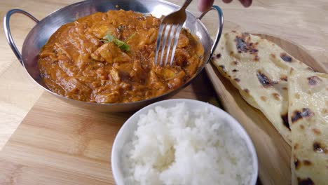 Slider-Aufnahme-Vom-Essen-Eines-Hausgemachten-Indischen-Currys-In-Einem-Balti-Gericht-Mit-Reis-Und-Butter-Naan-Brot