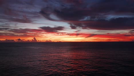 Herrliche-Sonnenuntergangslandschaft-Am-Ruhigen-Meer-Unter-Dem-Malerischen-Himmel-Auf-Der-Insel-Fidschi---Goldene-Stunde---Drohnenaufnahme