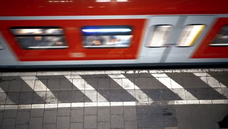 Múnich-Ferrocarril-Tren-Saliendo-De-La-Estación-De-Tren