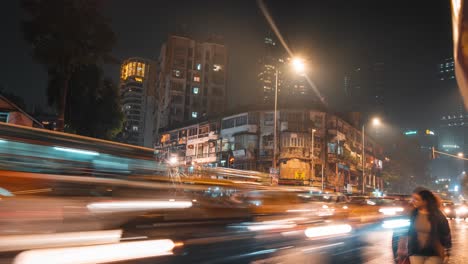 Zeitraffer-Einer-Alten-Kreuzung-Mit-Modernen-Bürogebäuden-Im-Hintergrund-In-Mumbai-Bei-Nacht