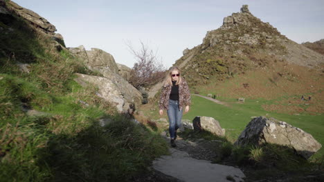 Ein-Guter-Spaziergang-Durch-Das-Valley-Of-The-Rocks-In-England---Wide