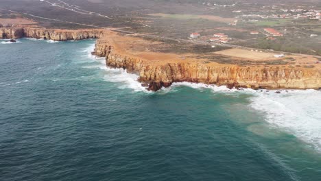 Praia-Do-Tonel-Ocean-Cliffs-En-Cape-Sagres-Portugal-Durante-La-Puesta-De-Sol,-Círculo-Aéreo-Pan