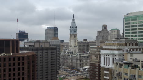 Downtown-Philadelphia-with-City-hall-and-governmental-buildings,-revealing-shot,-aerial-hyper-lapse
