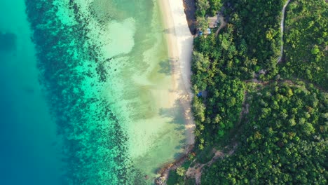Paradiesische-Tropische-Insel-Mit-üppiger-Vegetation-Und-Weißem-Sandstrand,-Der-Von-Klarem-Kristallwasser-Des-Türkisblauen-Meeres-Umspült-Wird-Thailand