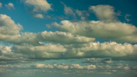 Schichten-über-Schichten-Weißer-Wolken,-Die-Sich-In-Einem-Blauen-Himmel-über-Das-Bild-Bewegen