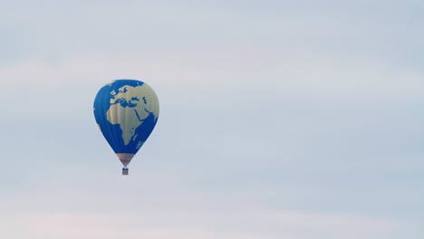 Niedriger-Flug-Des-Heißluftballons-über-Herbstfallbäumen