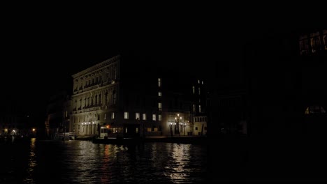 Noche-Espeluznante-En-Venecia-Italia-Con-Un-Canal-Perfectamente-Iluminado-Y-Un-Histórico-Hotel-De-Tres-Pisos