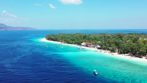 Wunderschöner-Inselurlaub-Mit-Strahlend-Blauem-Wasser,-Weißem-Sand-Und-Wunderschönem-Grün