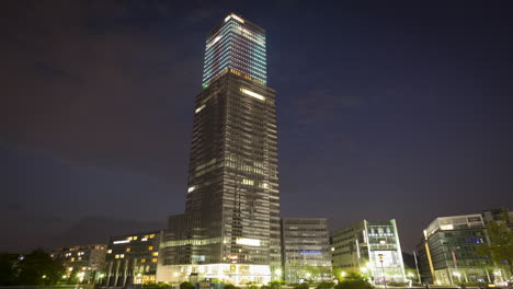Edificio-Koelnturm,-Lapso-De-Tiempo-De-Día-A-Noche