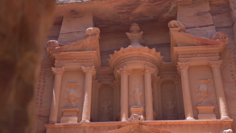 Reveal-of-the-Petra-Facade-Of-The-Treasury-Building-The-Ancient-Nabatean,-Jordan
