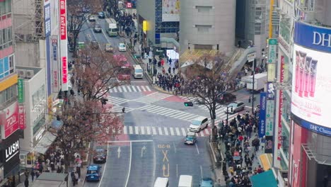 Eine-Belebte-Kreuzung-In-Der-Innenstadt-Von-Shibuya-In-Tokio,-Japan