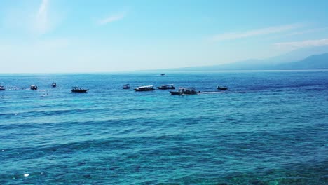Barcos-Flotando-En-El-Océano-Abierto-En-Un-Hermoso-Día-Soleado