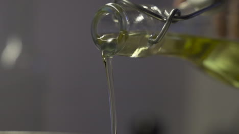 Nahaufnahme-Einer-Flasche,-Als-Gießen-Von-Oliven--Oder-Sonnenblumenöl