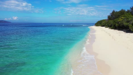 Wunderschöne,-Klare-Ozeanufer-Und-Weißer-Sand-Des-Perfekten-Inselurlaubs-Auf-Der-Exotischen-Insel-Der-Karibik