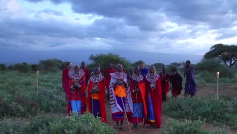 Los-Guerreros-Masai-Realizan-Una-Danza-Cultural-Con-Los-Patrocinadores-Del-Safari-Al-Atardecer