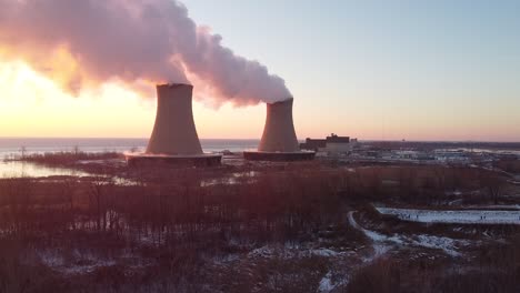 Statische-Luftdrohnenaufnahme-Von-Kühltürmen-Von-Kernkraftwerken-Bei-Sonnenaufgang,-Sonnenuntergang-Mit-Dampf-Und-Rauch-Im-Winter