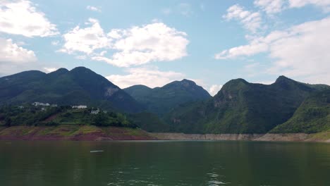 Mountaineous-scenery-of-the-scenic-Shennong-Xi-Stream,-Yangtze-River-tributary,-China
