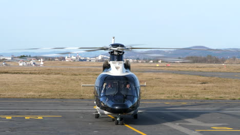 Hubschrauber-Auf-Der-Landebahn-Des-Flughafens,-Der-Motoren-Für-Den-Start-Aufspult