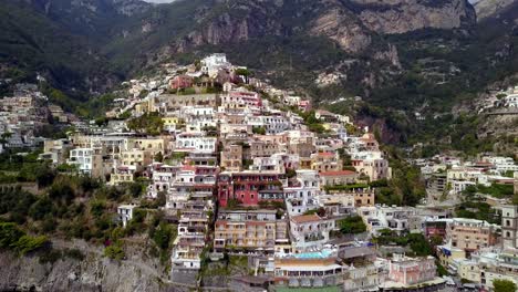Stadt-Positano-An-Der-Italienischen-Amalfi-Küste-Mit-Villen-Und-Hotels-In-Hanglage-In-Einer-Farbenfrohen-Anordnung,-Luftsockelaufzug-Enthüllt-Aufnahme