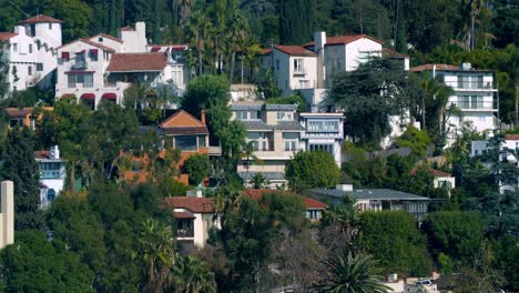 Upscale-homes-on-a-hill-in-Southern-California-Orange-county-in-a-bright-sunny-day,-Locked-establishing-shot