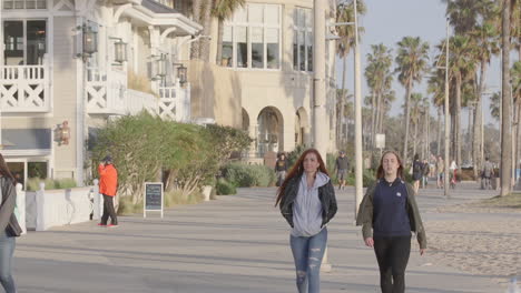 Gente-Caminando-Por-El-Paseo-Frente-Al-Mar-De-Santa-Mónica-En-Los-ángeles,-California