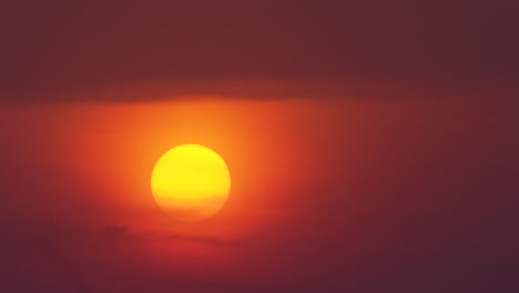 Ein-Atemberaubender-Sonnenuntergang-über-Battambang-In-Kambodscha,-Mit-Wolken-Und-Rauchigem-Dunst-Am-Goldenen-Und-Orangefarbenen-Himmel