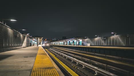 Timelapse-of-Train-arriving-at-night-in-Astoria,-Queens,-New-York-City
