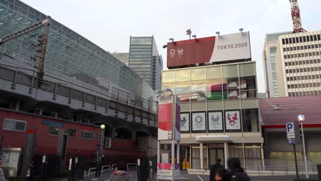Das-Neu-Renovierte-Werbegebäude-Der-Olympischen-Spiele-In-Tokio-In-Ginza,-Tokio,-Japan---Stetiger-Schuss