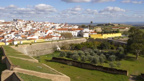Ciudad-De-Elvas-Dentro-De-La-Muralla-De-La-Fortaleza-En-Alentejo,-Portugal
