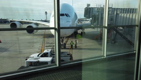 Enorme-Avión-De-La-Aerolínea-Emirates-Estacionado-En-Su-Puerta-En-El-Aeropuerto-Internacional-De-Dulles-Cerca-De-Washington,-Dc