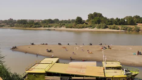 People-gather-along-the-banks-of-the-Nile-River-in-Khartoum,-Sudan-to-socialize