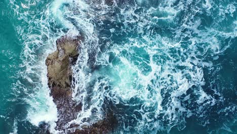 Gefährliche-Stürmische-Meereswellen,-Die-Auf-Die-Steine-An-Der-Hawaiianischen-Küste-Schlagen